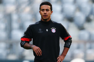 Tras sufrir una rotura parcial del ligamento interno de la rodilla derecha, el jugador de 23 años Thiago Alcántara estará de nuevo en el quirófano cuando el jugador de Bayern Munich estaba volviendo a los entrenamientos.