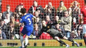 David de Gea tapó este penal a Leighton Baines