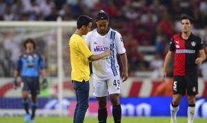 GESTO DE CRACK. Mira lo que hizo Ronaldinho con un hincha que invadió el campo y se le acercó