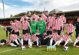 El banquillo se rompió en plena foto de plantilla
