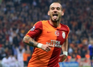 Golazos de Sneijder para el triunfo de Galatasaray en el derbi turco