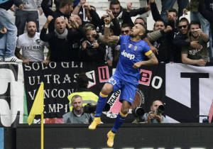 vidal celebra gol con la juve en el regreso del rey.