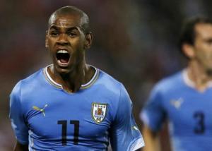 Uruguay venció a Chile en Santiago gracias a su efectividad.