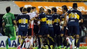 el enfrentamiento de los jugados de boca y river en el superclasico de la ida de la semifinal de la copa sudamericana 2014