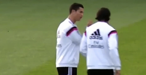 Khedira le quiso hacer un caño a Cristiano Ronaldo y este lo regañó