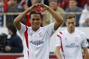 Sevilla goleó al Granada con el aporte de Carlos Bacca que marcó por partida doble.