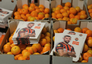 Jugador regala 20 toneldas de mandarinas