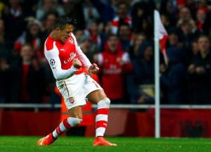 Alexis_Sanchez celebra su anotación por Champions con el Arsenal.