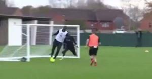 Balotelli hizo un taco, caño y gol en una sola maniobra en entrenamiento con el liverpool