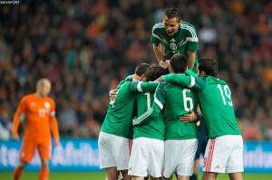 mexico vence 3-2 a holanda en partido amistoso en Amsterdam 2014