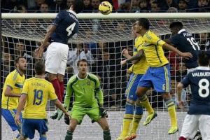 Con gol de Varane, Francia superó a Suecia