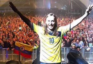 James Rodríguez le regaló a David Guetta la camiseta autografiada con la que jugó su primer partido en un Mundial y en el que marcó su primer gol (Ante Grecia en Brasil 2014).