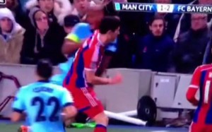 la agresión de kompany vs lewandowsky en el partido del city y el bayern