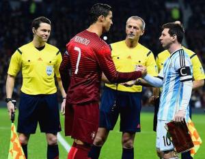 Ojo a la cara los árbitros en el saludo entre Messi y Cristiano.