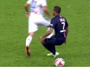 Espectacular regate sin balon de Lucas Moura con el PSG