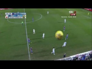 sergio ramos le pega un pelotazo a la camara de tv en pleno partido