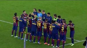 jugadores del fc barcelona le hacen camino a leo messi