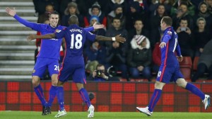 Van Persie convirtió doblete en el triunfo del United