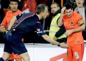golpean con una botella de agua a leo messi en partido del barcelona vs el valencia