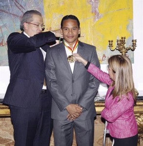 El delantero Carlos Bacca recibe una mención de la embajada colombiana