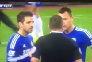 la reacción de fabregas tras no recibir el saludo del arbitro