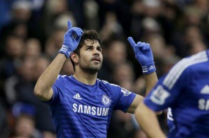 Chelsea gana y sigue firme en cima inglesa