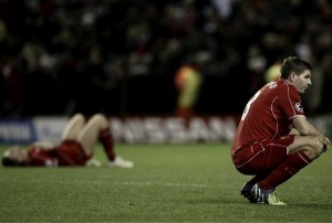 Un desolado Gerrard, tras la eliminación del Liverpool manos del FC Basel en champions 2014-15