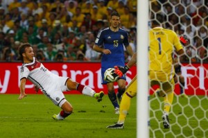 Mario Götze subastará el botín con el que marcó el gol con el que Alemania conquistó el Mundial en Brasil 2014.
