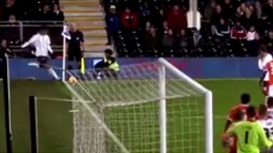 El costarricense mostró la clase que tiene haciendo un gol olímpico en el partido entre Fulham y Blackpool.