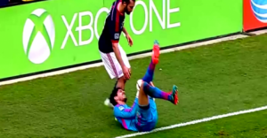 Mira la increíble reacción de un jugador frente al portero rival en la final de la MLS