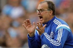 Marcelo Bielsa y su charla motivadora con los jugadores del Olympique de Marsella.
