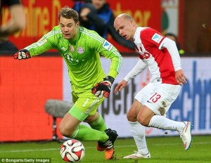 Manuel Neuer, cada vez más lejos del arco como libero del bayern munich