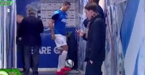 Rio Ferdinand haciendo malabares con el balón QPR Vs. Burnley