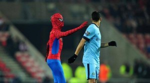 Spiderman invadió la cancha en el partido del Manchester City.