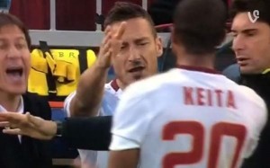 El gesto de Totti con Keita que está en boca de todos el Calcio