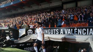 Enzo Pérez fue presentado como nuevo jugador del Valencia CF en el gramado del Mestalla.