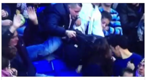 Hasta ahora la jugada del 2015: un hombre quiso agarrar la pelota y terminó de cabeza en la tribuna