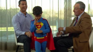 El hijo de CR7 irrumpió en una entrevista de su padre con un disfraz de Superman