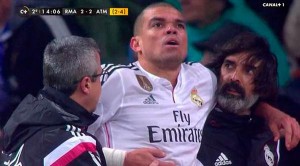 Pepe salio del partido por una lesión en las costillas