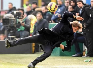 A Roberto Mancini le pegaron un pelotazo en la cara en pleno partido