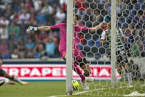 Salvada milagrosa de Marchesín evita el gol de cruz Azul ante Santos: Una parada en dos tiempos con los pies