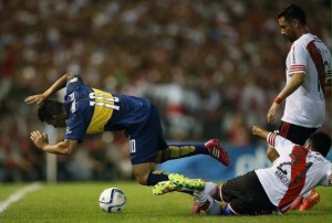 el juvenil Cristian Pavón sufrió la fractura del quinto metatarsiano del pie izquierdo producto de una violenta patada de Leonel Vangioni y será operado este lunes.