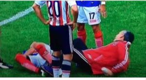 Médico del Veracruz se cae y por poco lesiona a jugador!
