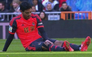 Carlos Vela será operado de la rodilla derecha