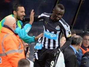 Papiss Cissé le dedicó su gol del triunfo ante el Aston Villa a Jonás Gutiérrez