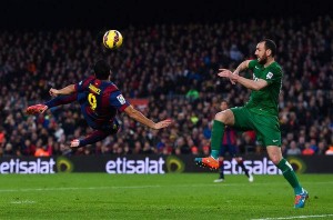 Golazo de tijera del uruguayo luis suarez en el triunfo del barcelona 5-0 ante el levante por la liga bbva