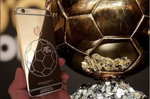 Cristiano Ronaldo ahora tiene un iphone dorado, con motivo de su más reciente Balón de Oro