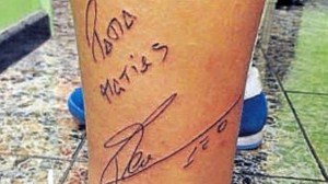 Un aficionado argentino que radica en Barcelona se tatuó el autógrafo de Messi.
