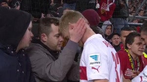 TREMENDO. La afición del Stuttgart consolando a Timo Baumgartl (18 años) luego de la derrota vs BVB.