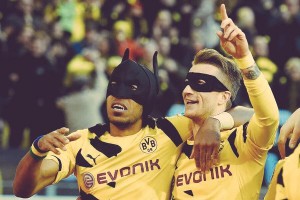 como batman y robin celebraron Reus y Aubameyang uno de los goles de la victoria del Dortmund ante el Schalke.
